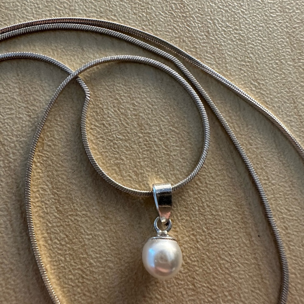 *๐ FREE WITH PURCHASE* Pearl pendant silver chain necklace - Picture 2 of 15